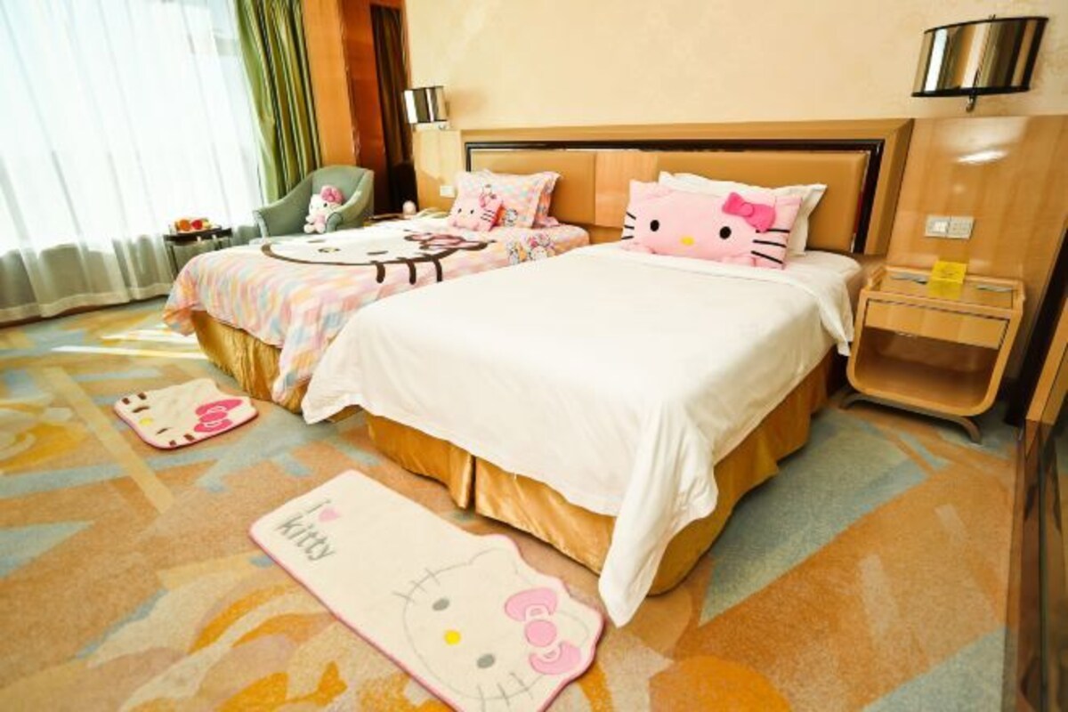 Une chambre d’hôtel avec un grand lit, une table de chevet, une chaise et un bureau.