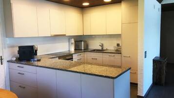 Réfrigérateur, four, lave-vaisselle, cafetiÚre/bouilloire