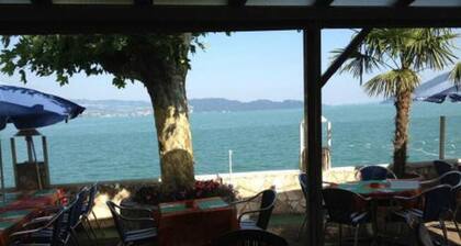 Traumwohnung, grosse Terrasse, direkt am Zuger See
