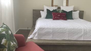 3 soverom, skrivebord, strykejern/-brett og reiseseng for barn