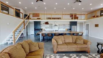 Smart TV, chimenea, videojuegos y futbolito