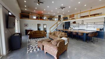 Smart-TV, Kamin, Videospiele, Tischfußball