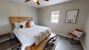 6 bedrooms, iron/ironing board, free WiFi, bed sheets - Crystal Creek Ranch - Stunning Lodge on 500 Acres with High-speed Internet (Cherokee County)