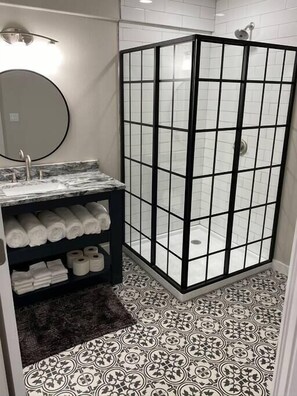 Shower, hair dryer, towels, soap - Crystal Creek Ranch - Stunning Lodge on 500 Acres with High-speed Internet (Cherokee County)