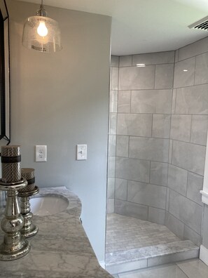 Combined shower/tub, hair dryer, towels, soap