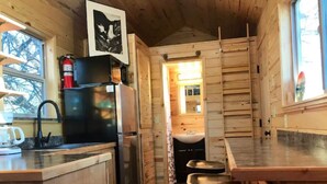 Wasserkocher mit Kaffee-/Teezubehör, Kühlschrank, Mikrowelle, Herdplatte