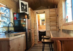 Jääkaappi, mikroaaltouuni, liesi, kahvin-/teenkeitin