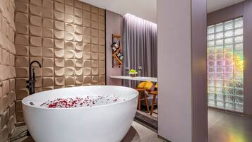 Phòng có thiết kế đặc sắc, 1 giường cỡ king | Bồn tắm spa riêng