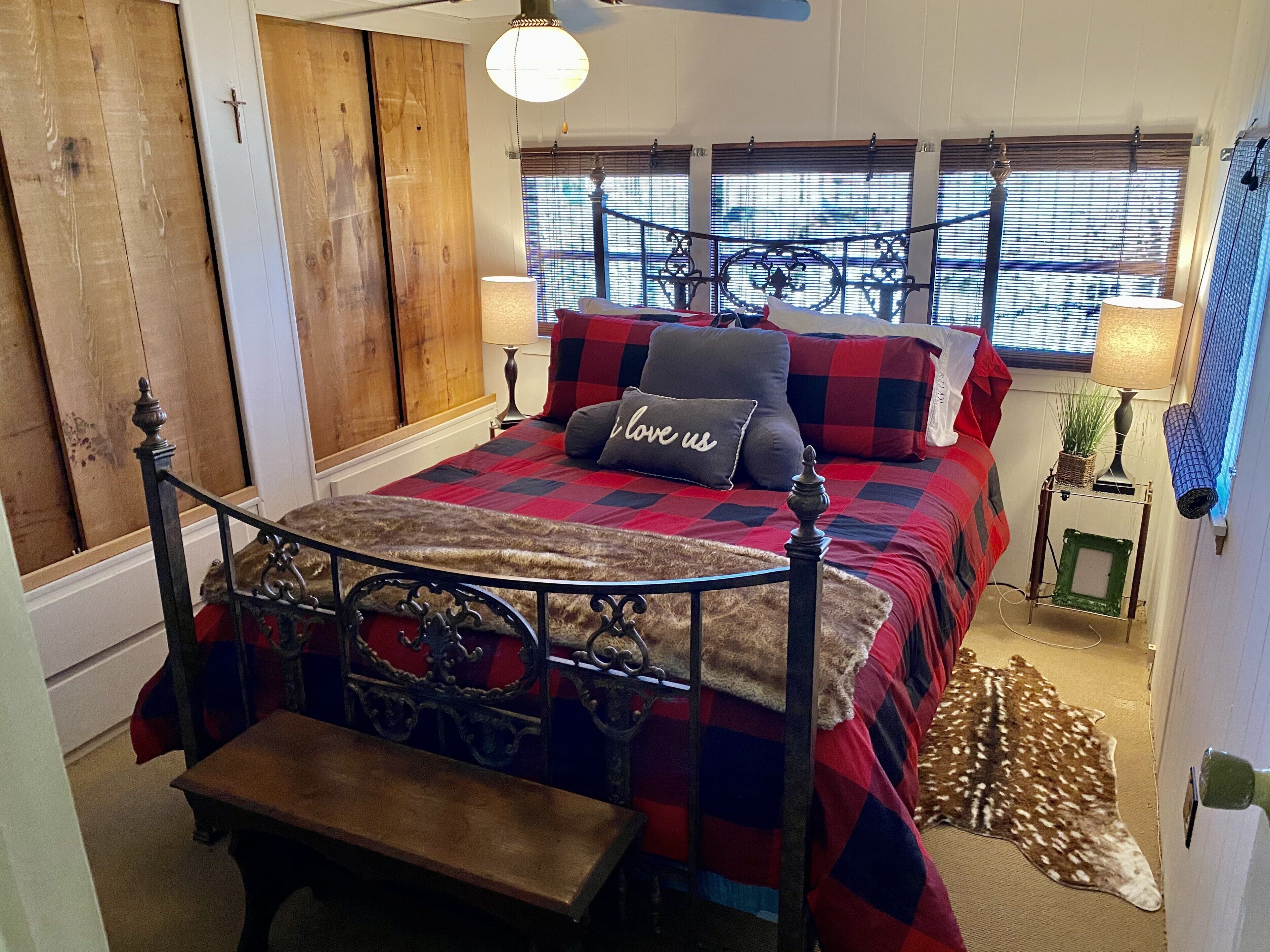 2 soverom, strykejern/-brett, reiseseng for barn og wi-fi