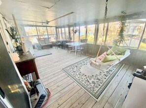 TV connectée, cheminée, table de tennis de table, chaîne hi-fi