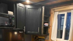 Cafetera y tetera, refrigerador, microondas y horno 