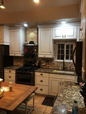 Køleskab, mikrobølgeovn, ovn, kogeplade