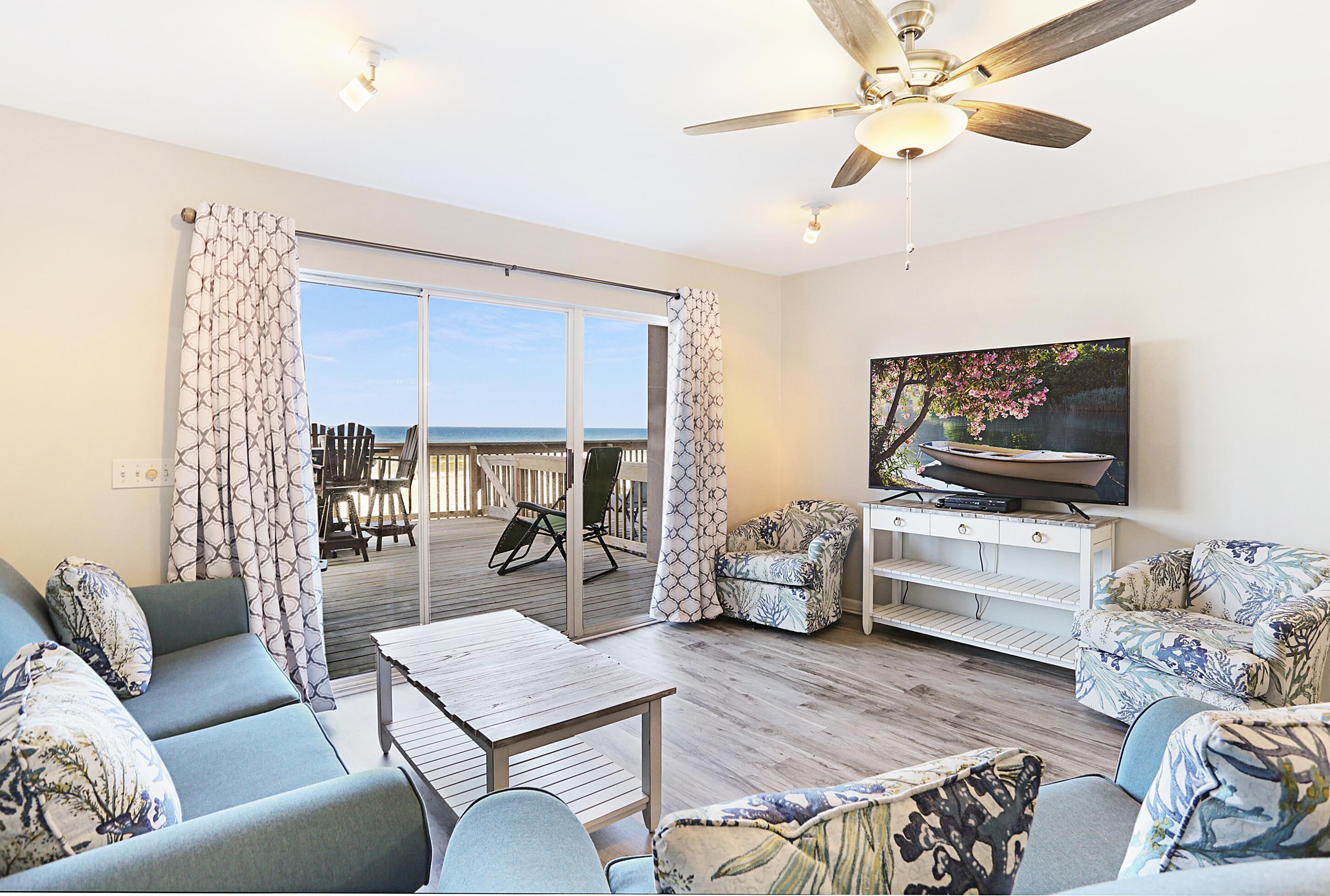 DIRECTLY ON THE BEACH! Family friendly-BBQ-just down from Schooners