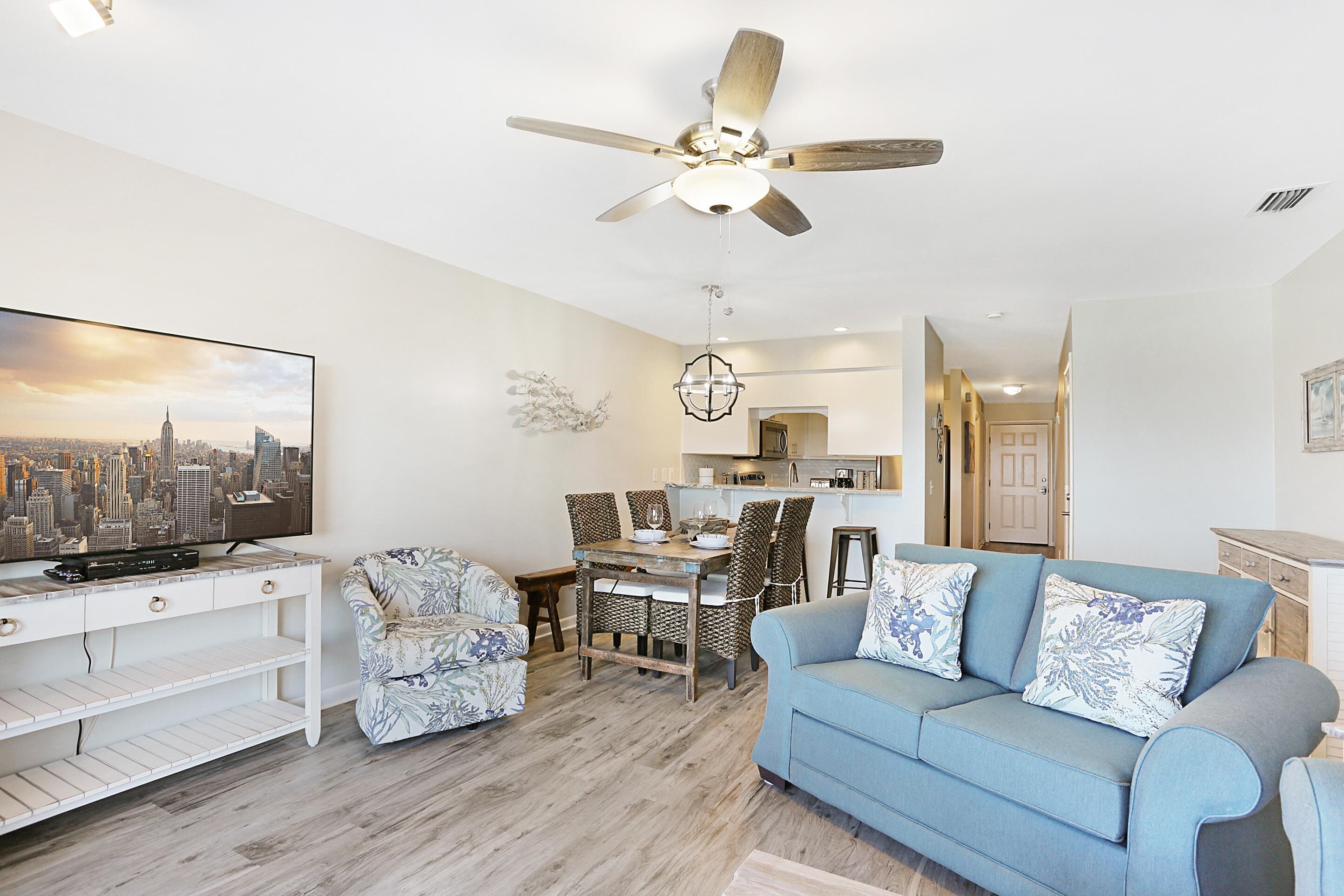 DIRECTLY ON THE BEACH! Family friendly-BBQ-just down from Schooners