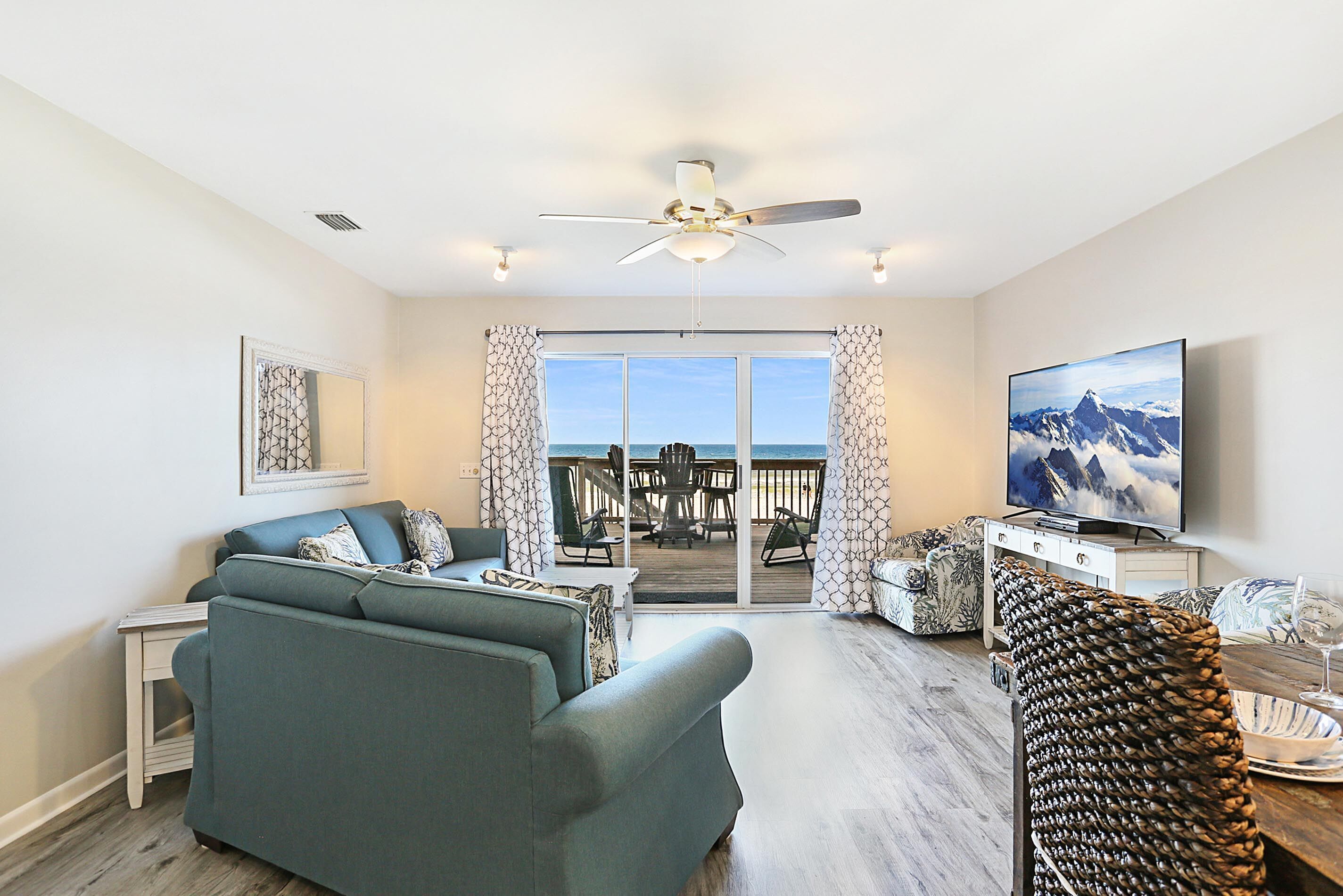 DIRECTLY ON THE BEACH! Family friendly-BBQ-just down from Schooners