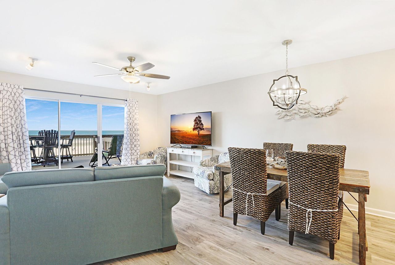 DIRECTLY ON THE BEACH! Family friendly-BBQ-just down from Schooners