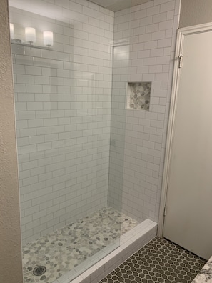 Douche, sĂšche-cheveux, serviettes fournies, savon