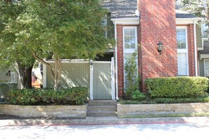 Exterior detail - Gorgeous updated condo with attached garage (Dallas)