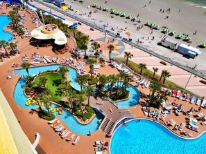 Una piscina cubierta, una piscina al aire libre