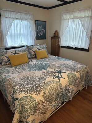 4 bedrooms, iron/ironing board, WiFi - Chalet-by-the-Sea (Kismet)