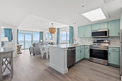 BEACHFRONT - 2024 Remodel - Lazy River - Tiki Bar - 100+ 5 Stars - Oceanfront!