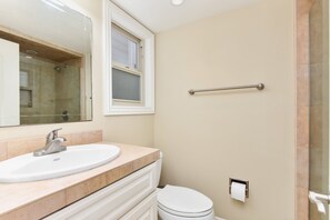 Douche, sèche-cheveux, serviettes fournies