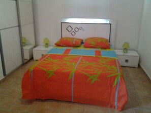 2 bedrooms, desk, iron/ironing board, free WiFi