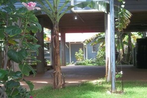 Property grounds - Utila's The Gardens ~ Top Floor Upscale Apartments (East Harbor)