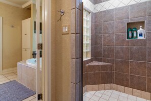 Ensemble douche/baignoire, baignoire à jets, sèche-cheveux