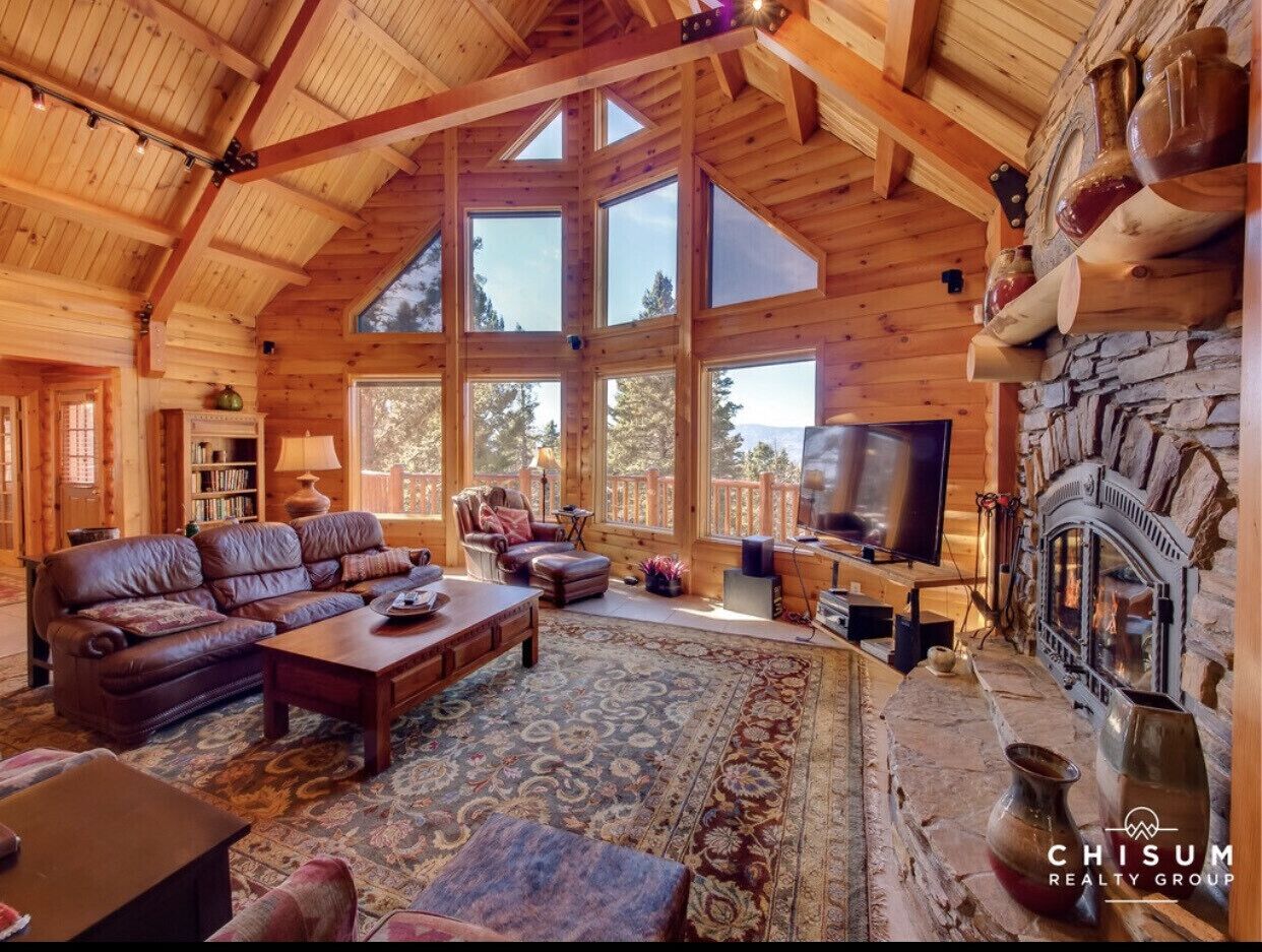 Beautiful log home.  Private and secluded.  Fabulous getaway!