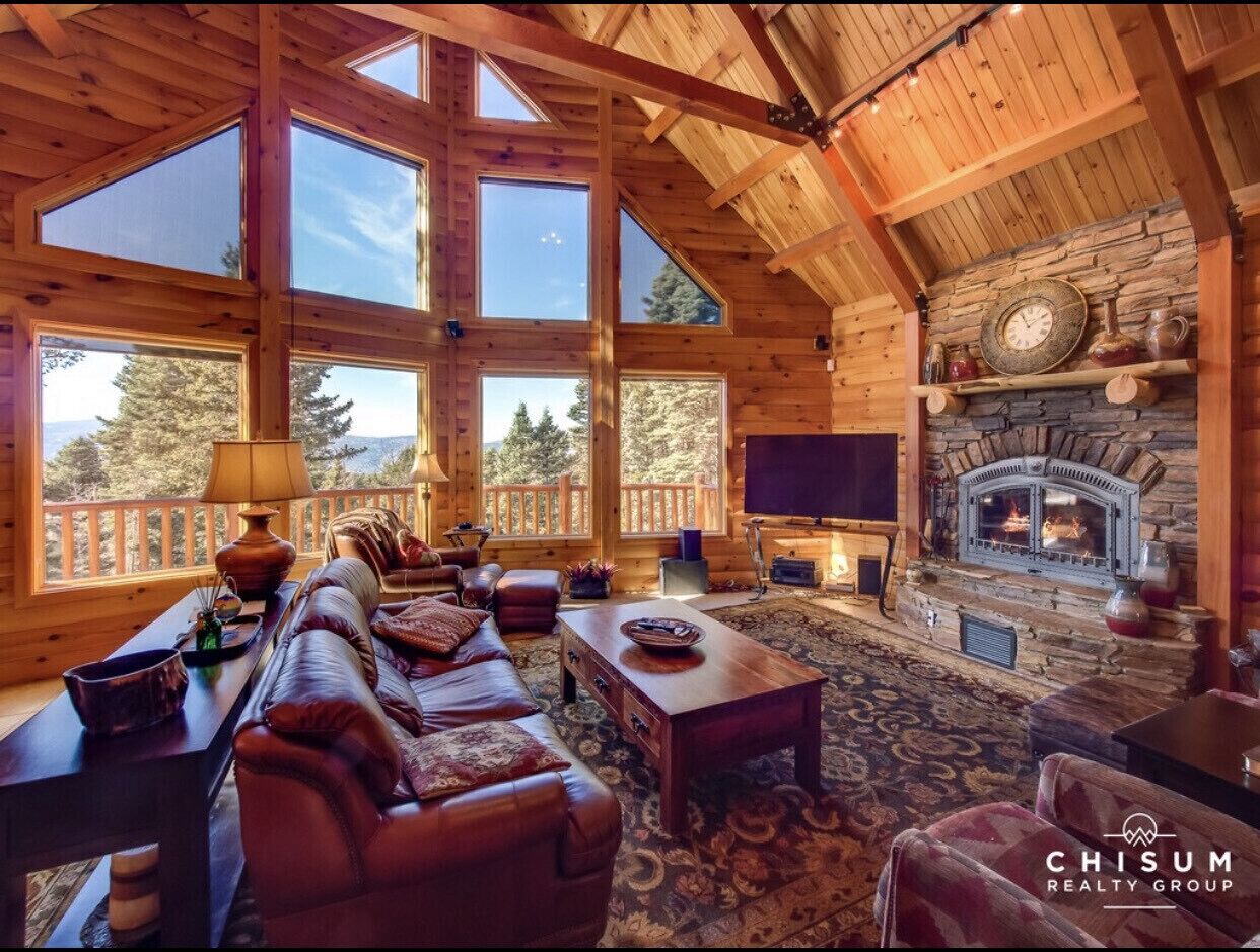 Beautiful log home.  Private and secluded.  Fabulous getaway!