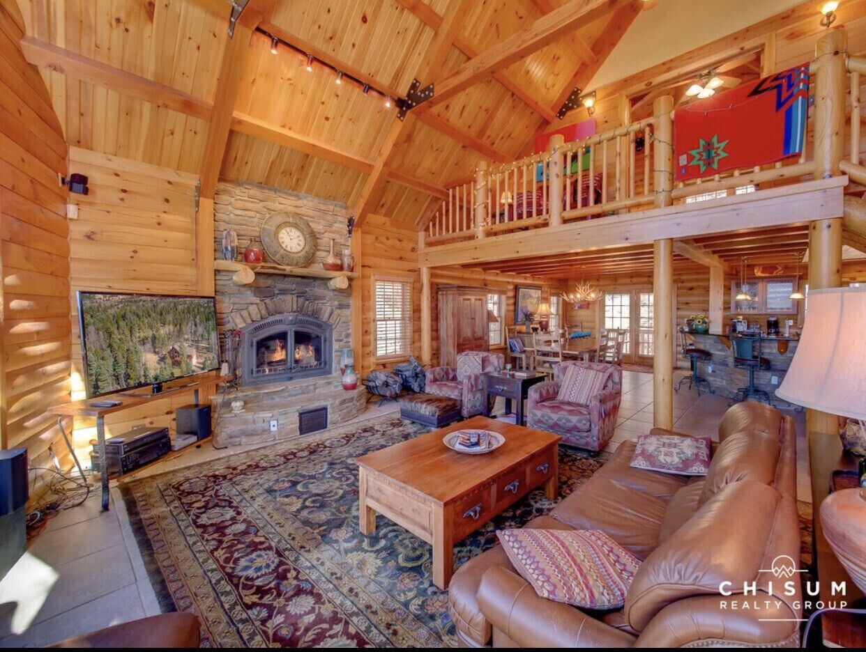 Beautiful log home.  Private and secluded.  Fabulous getaway!