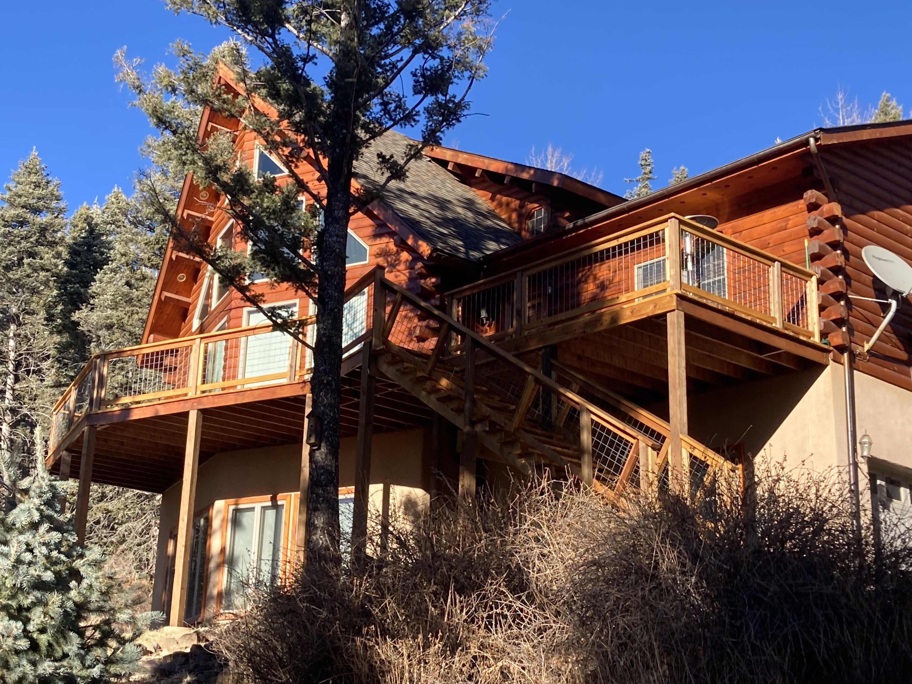 Beautiful log home.  Private and secluded.  Fabulous getaway!