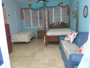 5 chambres, fer et planche à repasser, Wi-Fi, draps fournis