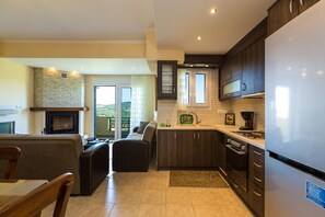 Jääkaappi, kahvin-/teenkeitin, keittoastiat/astiat/ruokailuvälineet