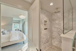 Combined shower/tub, eco-friendly toiletries, towels
