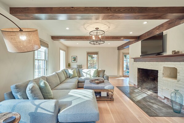 TV connectée, cheminée, livres, espaces bureaux