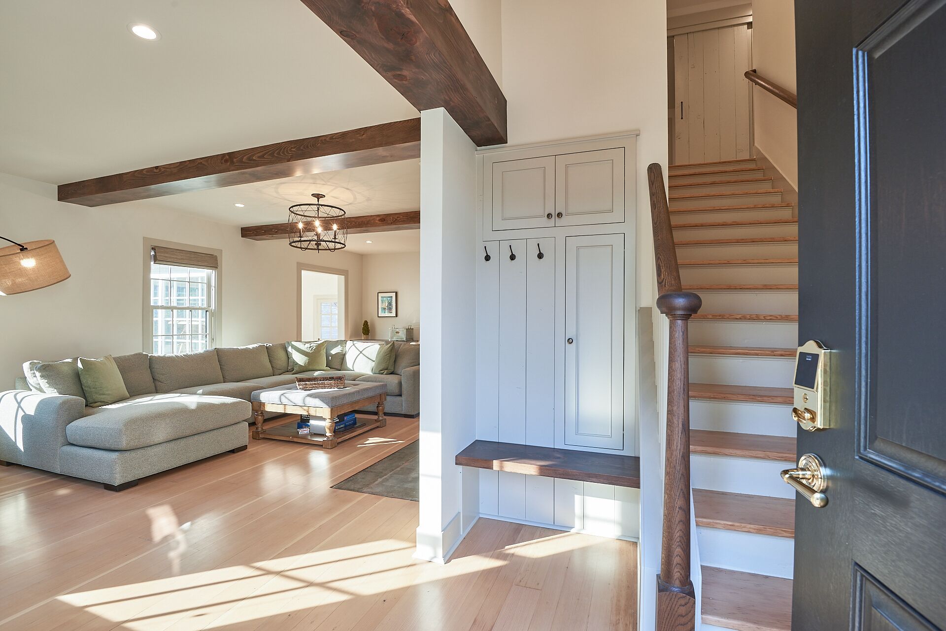 Newly remodeled luxury home, 3 king bedroom suites, walk to Third Street