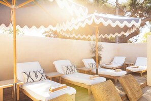 Una piscina al aire libre (de 09:00 a 21:00), sombrillas, tumbonas