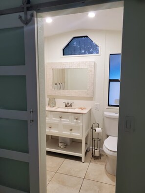 Badkar/dusch, hårtork, handdukar och tvål