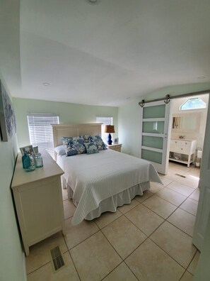 2 bedrooms, WiFi, bed sheets - NEWLY RENOVATED Key Largo Beach Cottage (Key Largo)