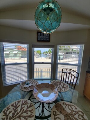 Dining - NEWLY RENOVATED Key Largo Beach Cottage (Key Largo)