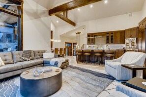 Smart TV, chimenea, videojuegos y libros 