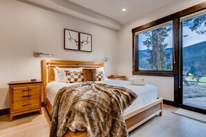 4 室のベッドルーム、デスク、アイロン / アイロン台、旅行用ベビーベッド