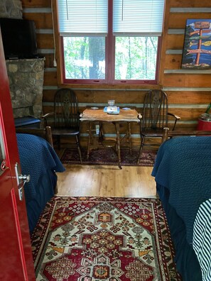 1 bedroom, WiFi, bed sheets - Small cozy log cabin sleeps two, where nature abounds near the Tallulah River (Clayton)