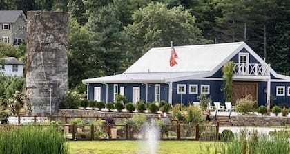 Small cozy log cabin sleeps two, where nature abounds near the Tallulah River