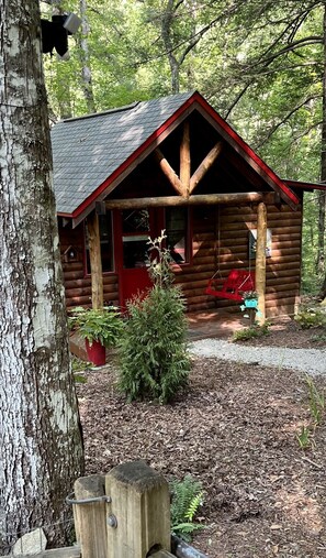 Exterior - Small cozy log cabin sleeps two, where nature abounds near the Tallulah River (Clayton)