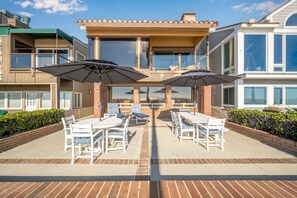 Outdoor dining - 2 Bed Oceanfront w/ patio on the Sand in Quiet West Newport (Newport Beach)
