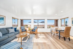 TV - 2 Bed Oceanfront w/ patio on the Sand in Quiet West Newport (Newport Beach)