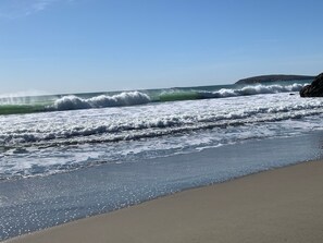 靠近海滩、沙滩椅